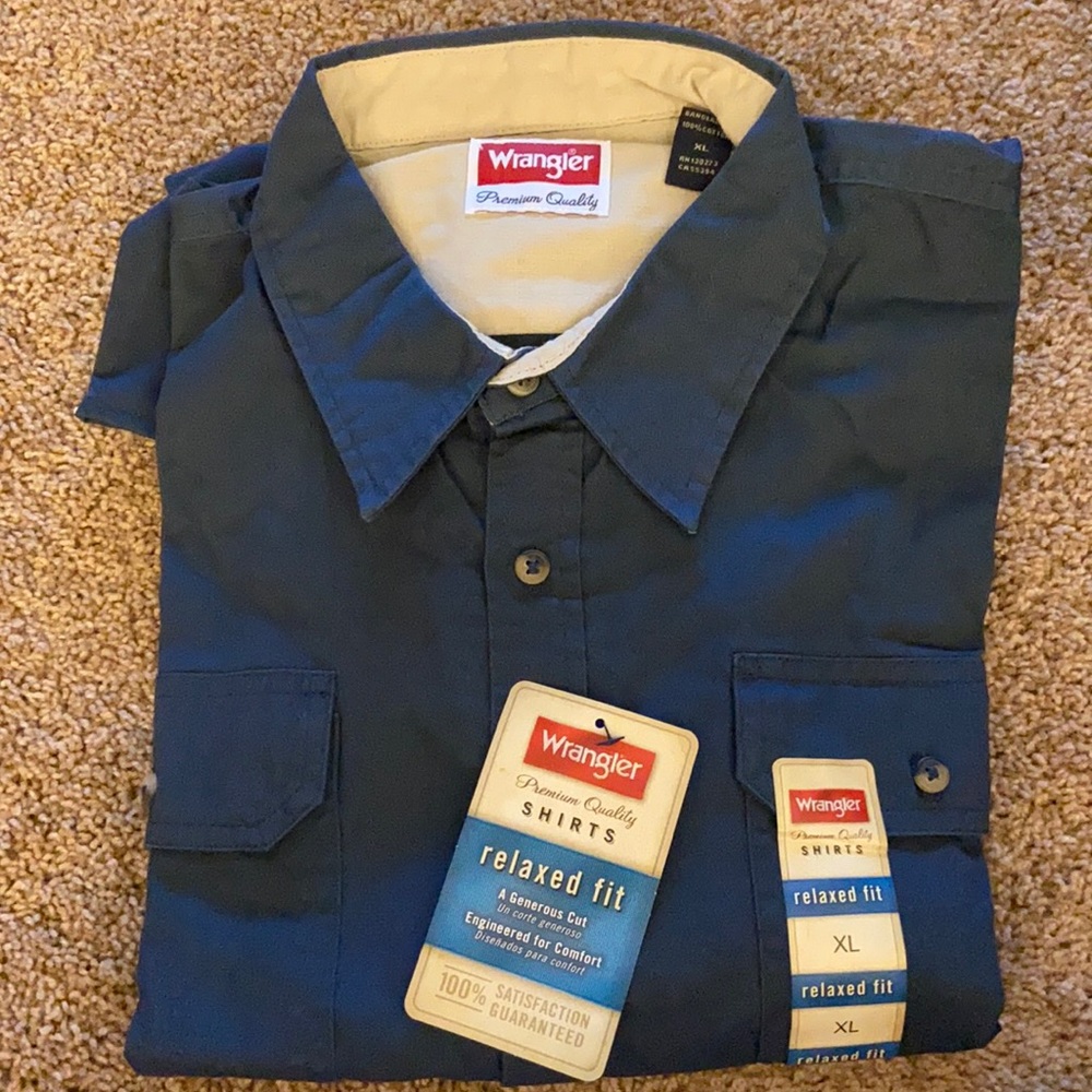 Wrangler Button Up Dress shirt / Relaxed fit